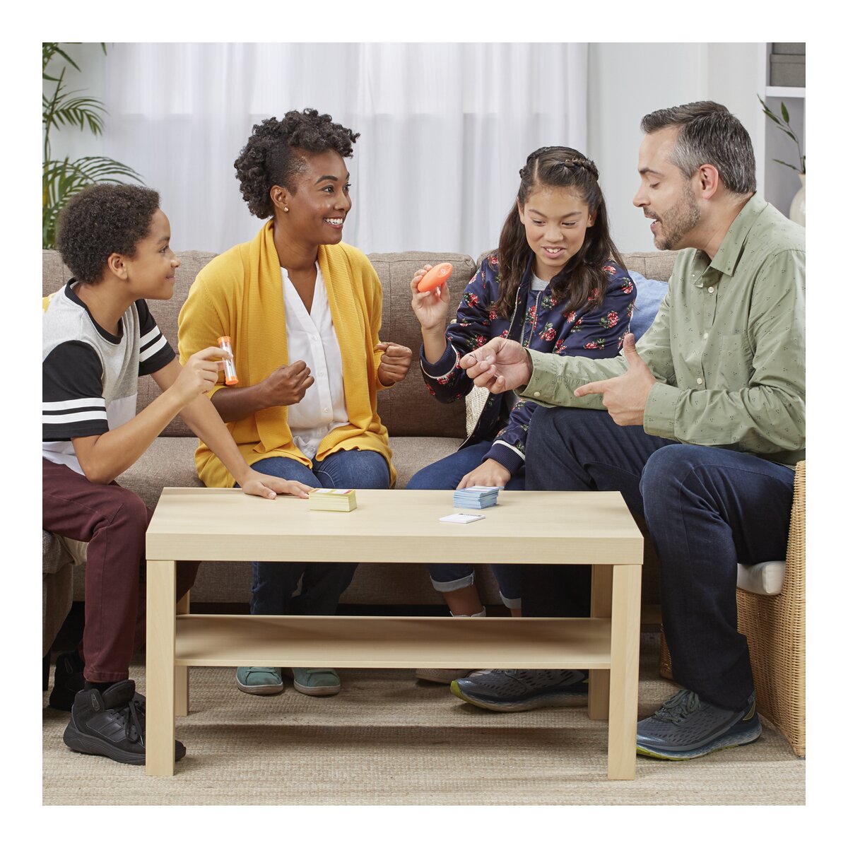 Juego de mesa Tabu Taboo familia Hasbro Gaming 5