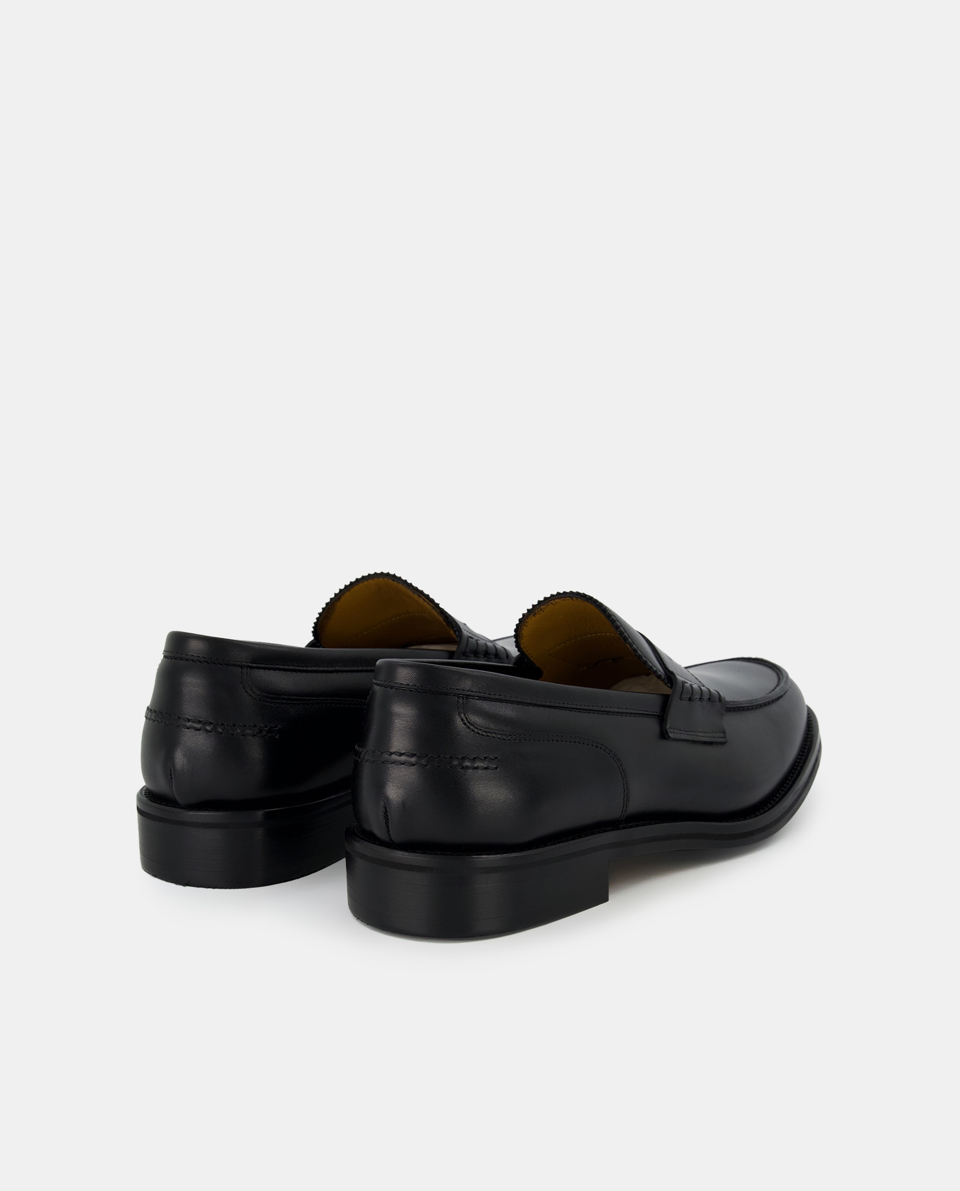 Mocassins em Pele com Travessão Preto-3