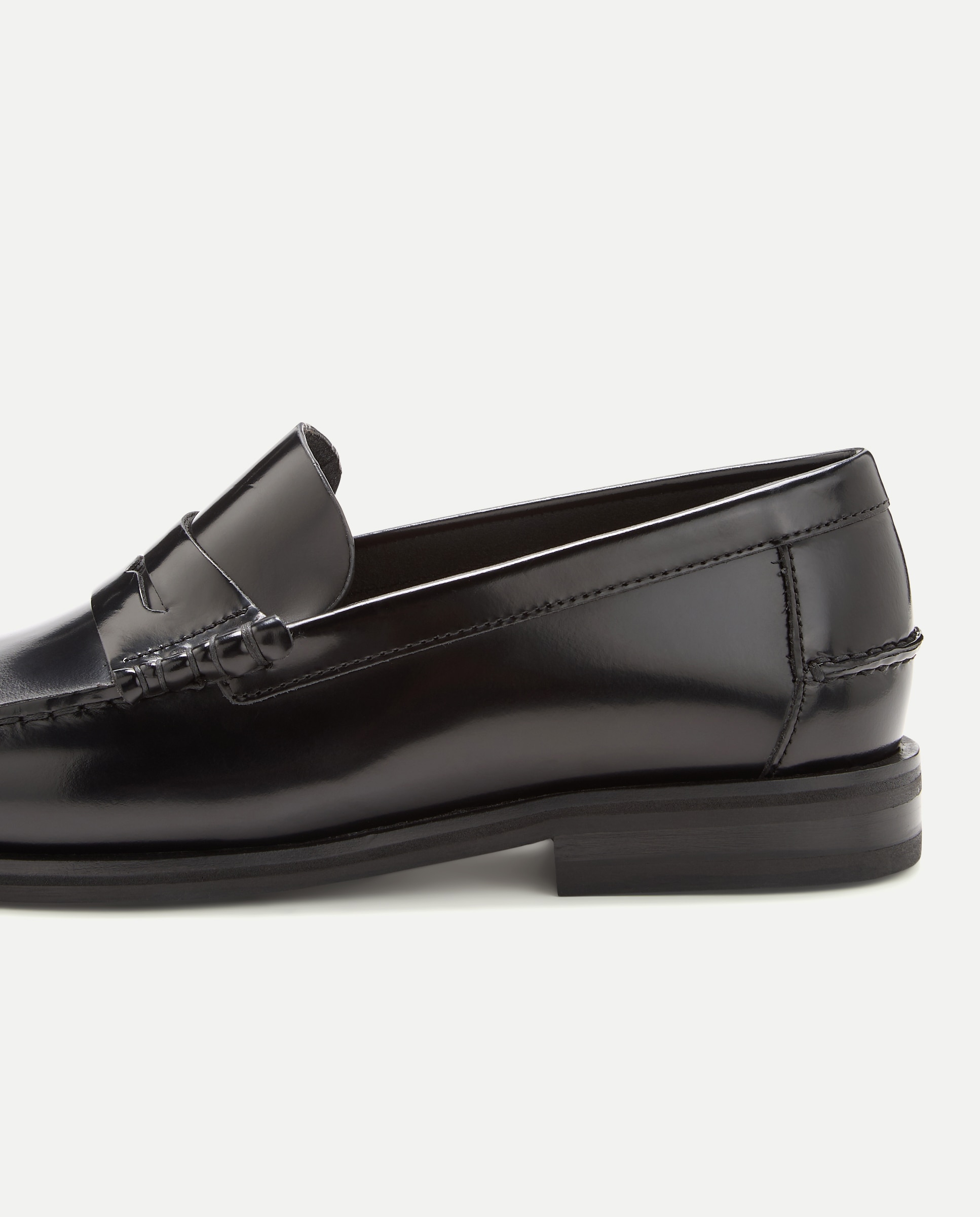 Mocassins com Detalhe de Travessão Preto-5