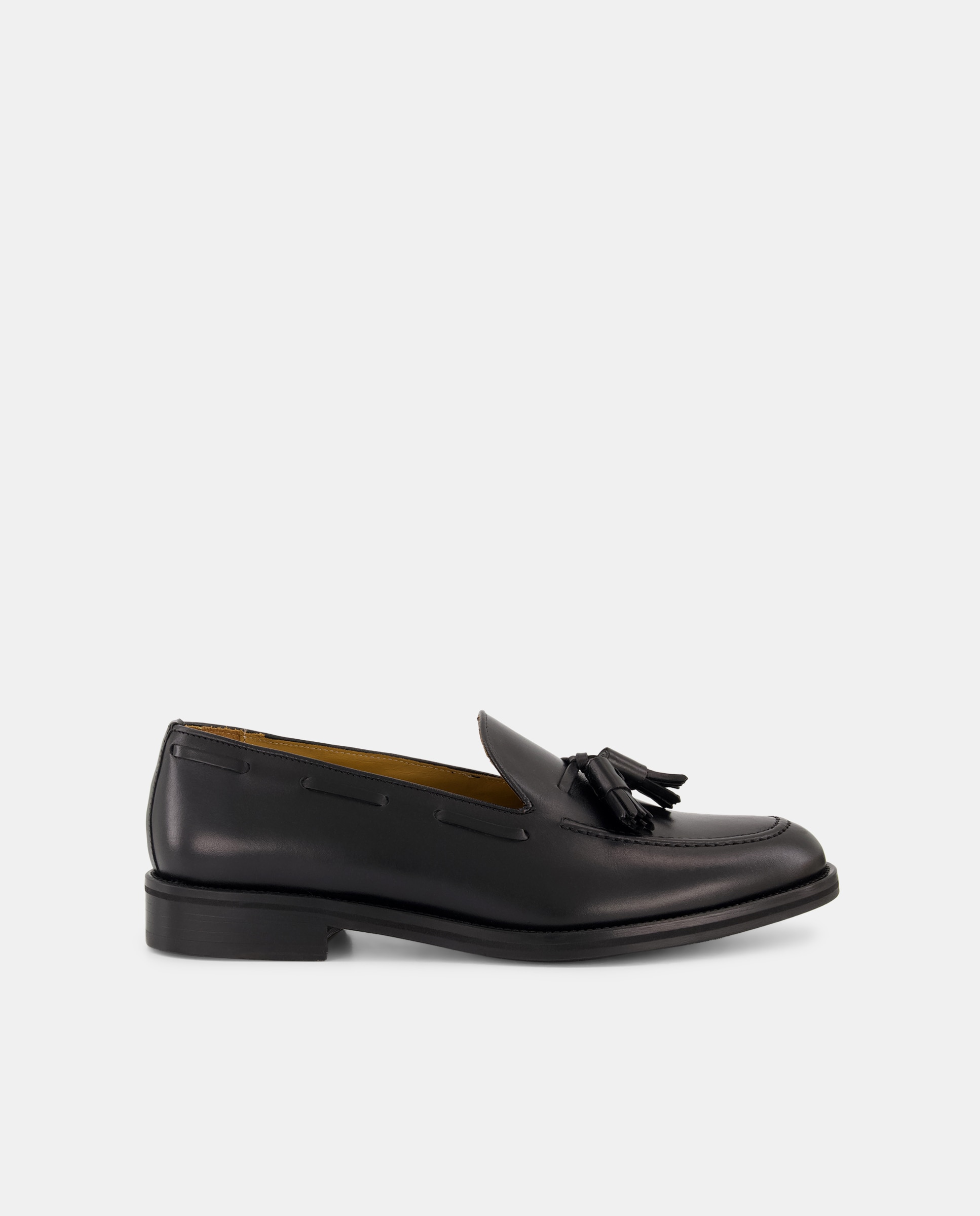 Mocassins com Detalhe de Borlas e em Pele Preto-1