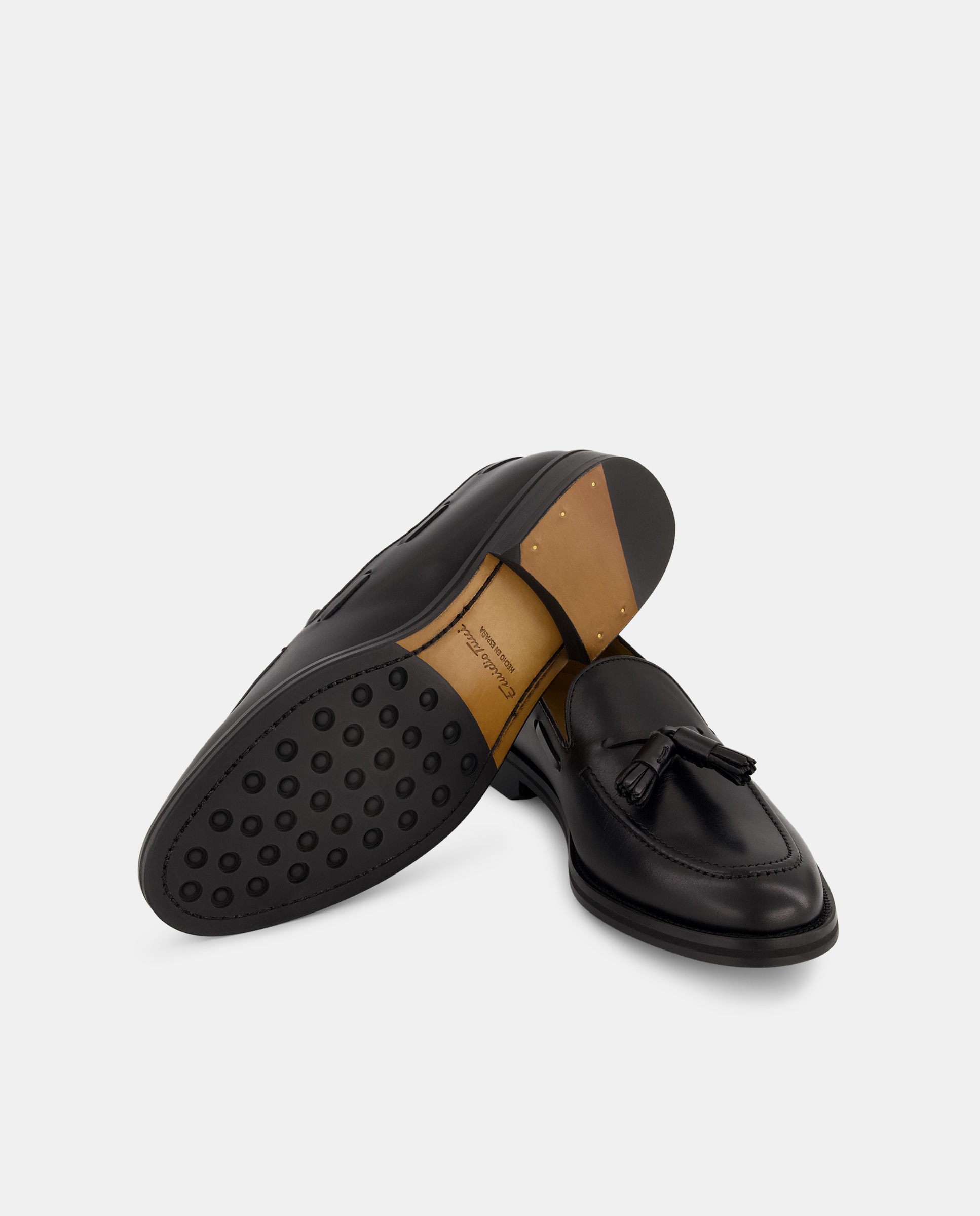Mocassins com Detalhe de Borlas e em Pele Preto-2