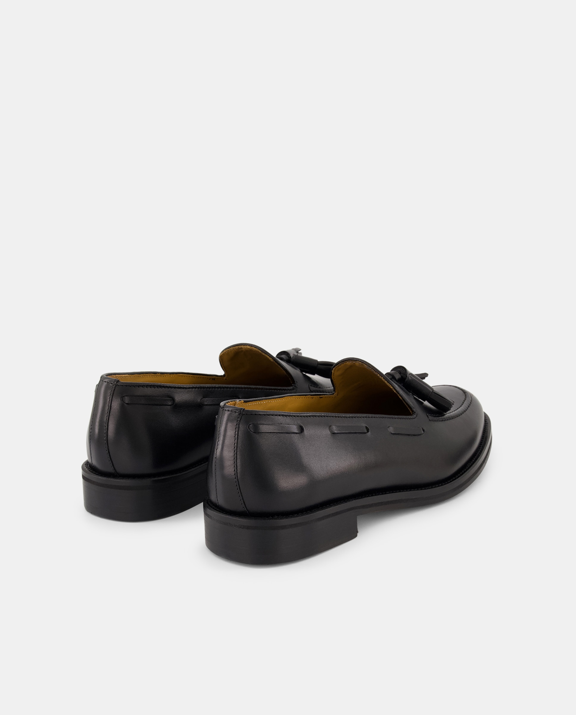 Mocassins com Detalhe de Borlas e em Pele Preto-3