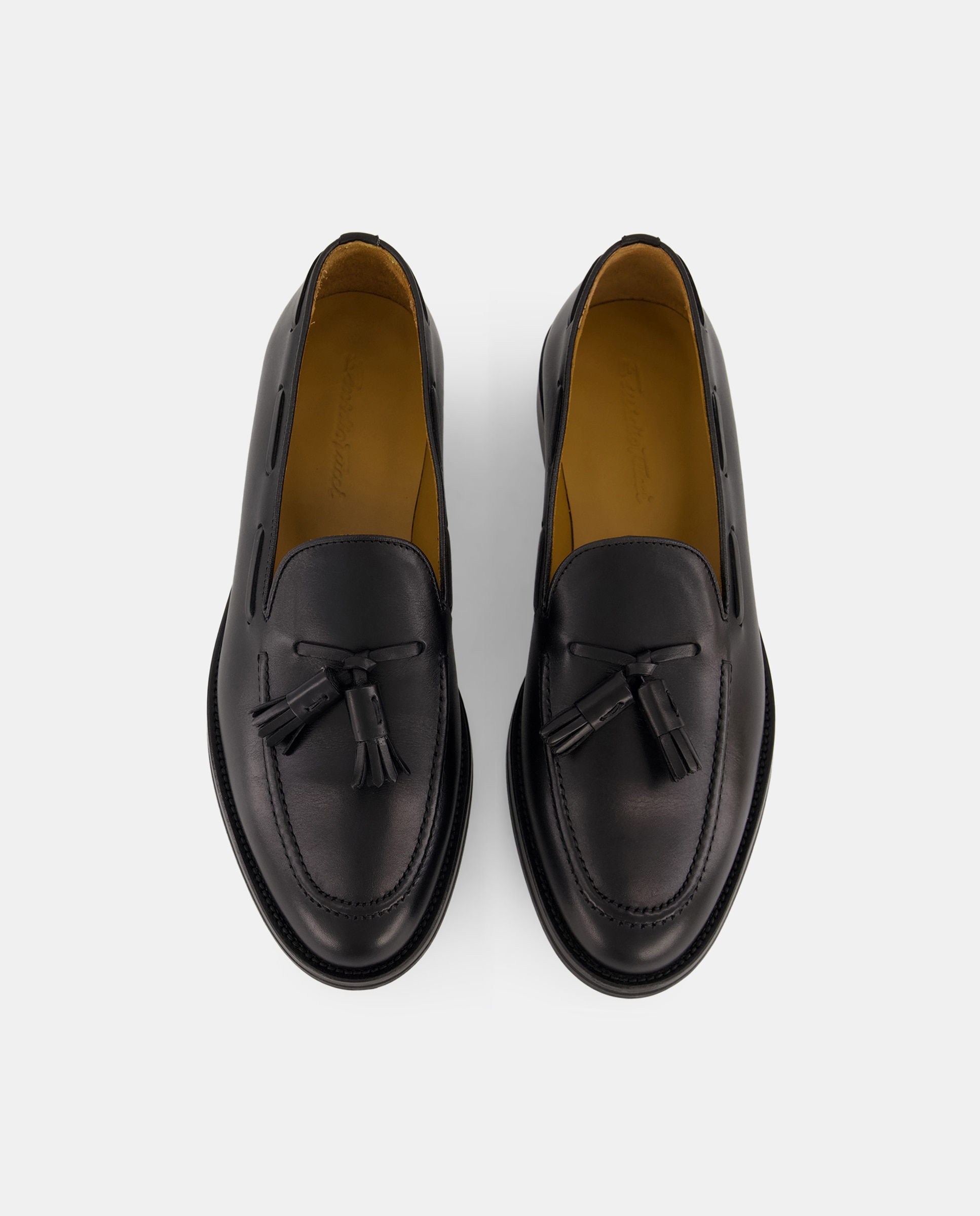 Mocassins com Detalhe de Borlas e em Pele Preto-4