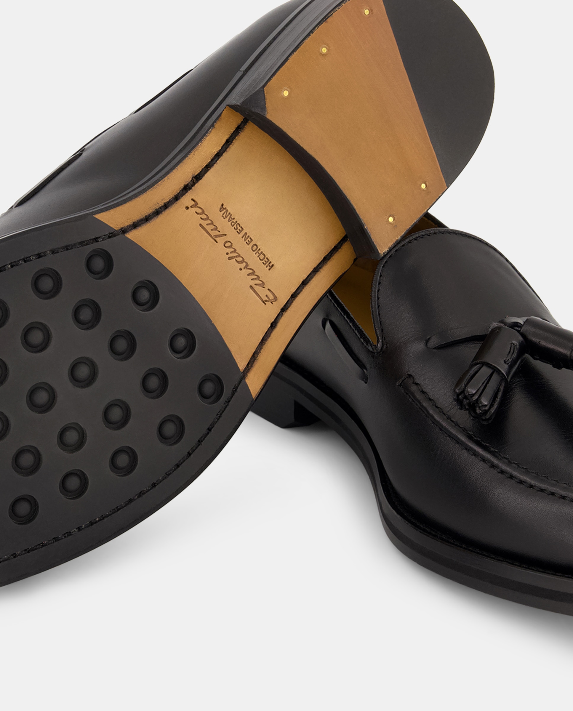 Mocassins com Detalhe de Borlas e em Pele Preto-5