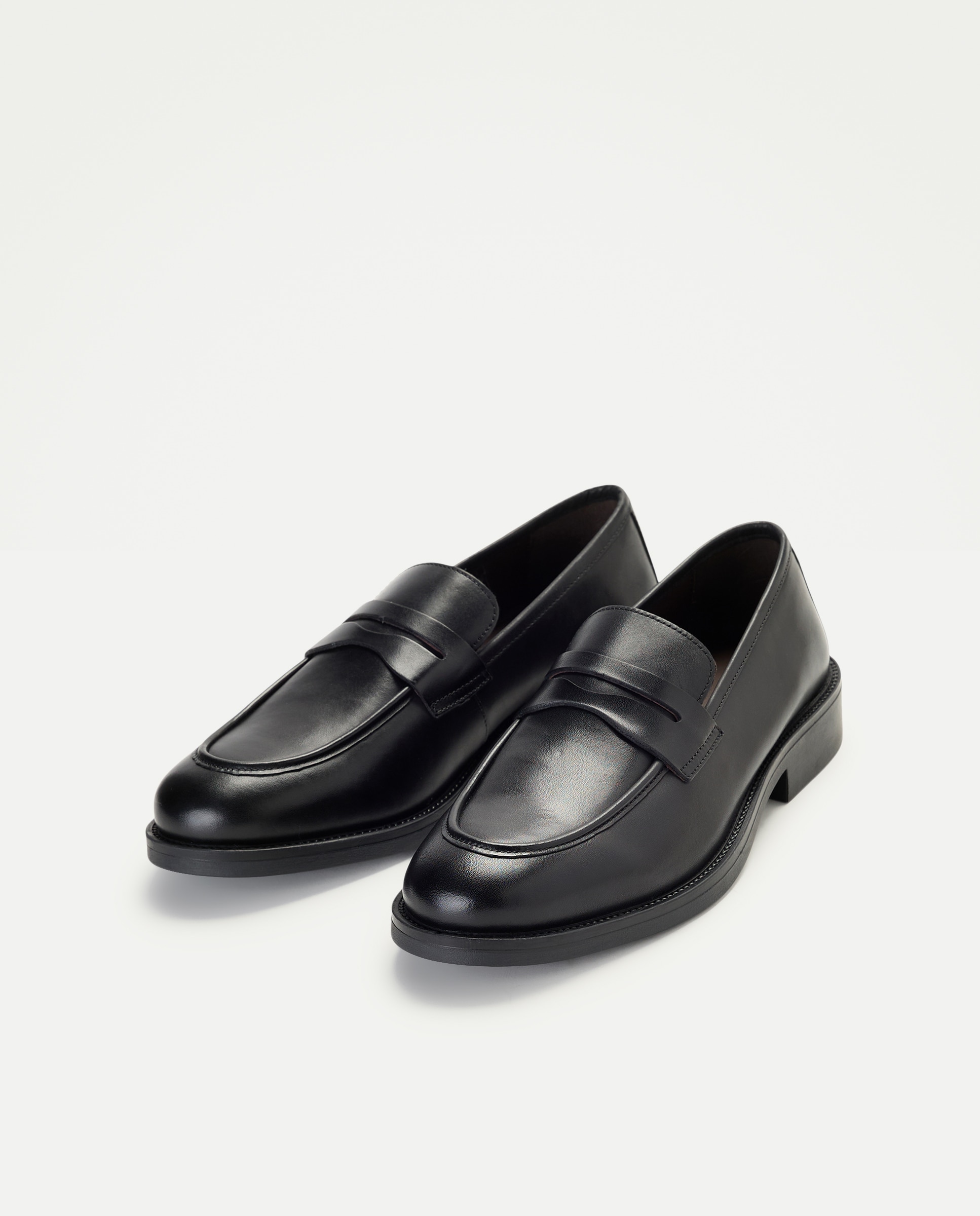 Mocassins em Pele com Travessão Preto-2
