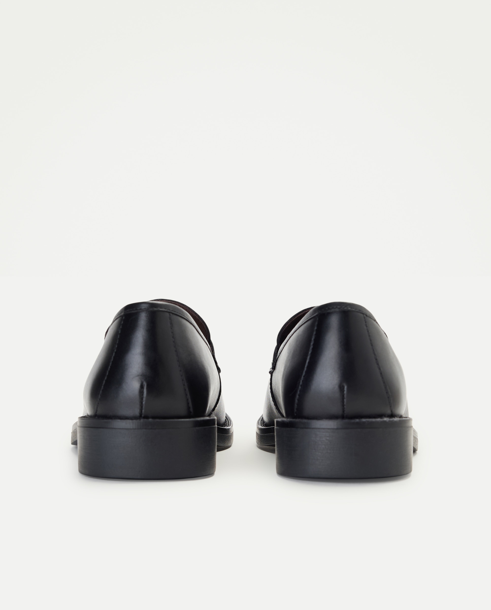 Mocassins em Pele com Travessão Preto-3