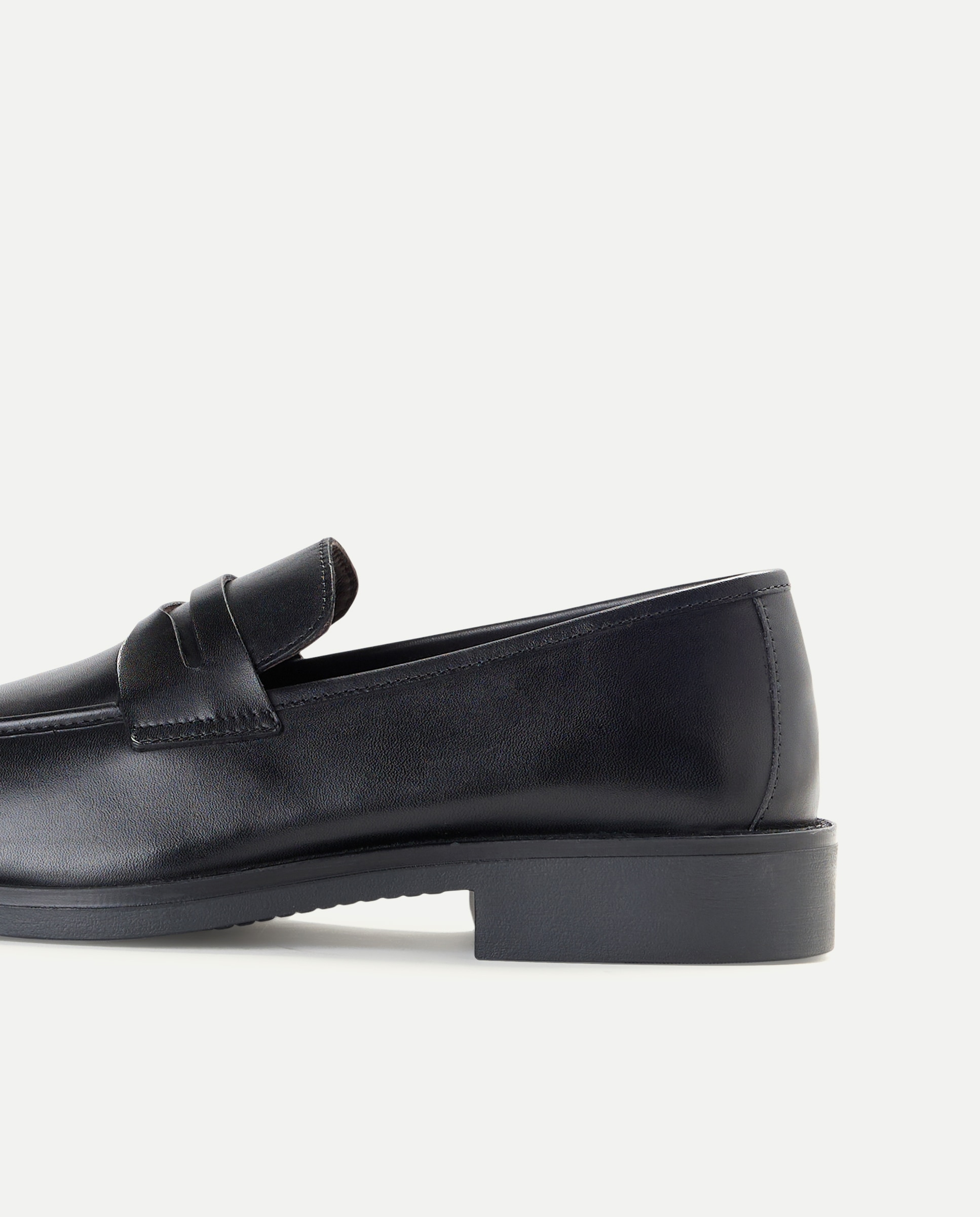 Mocassins em Pele com Travessão Preto-5
