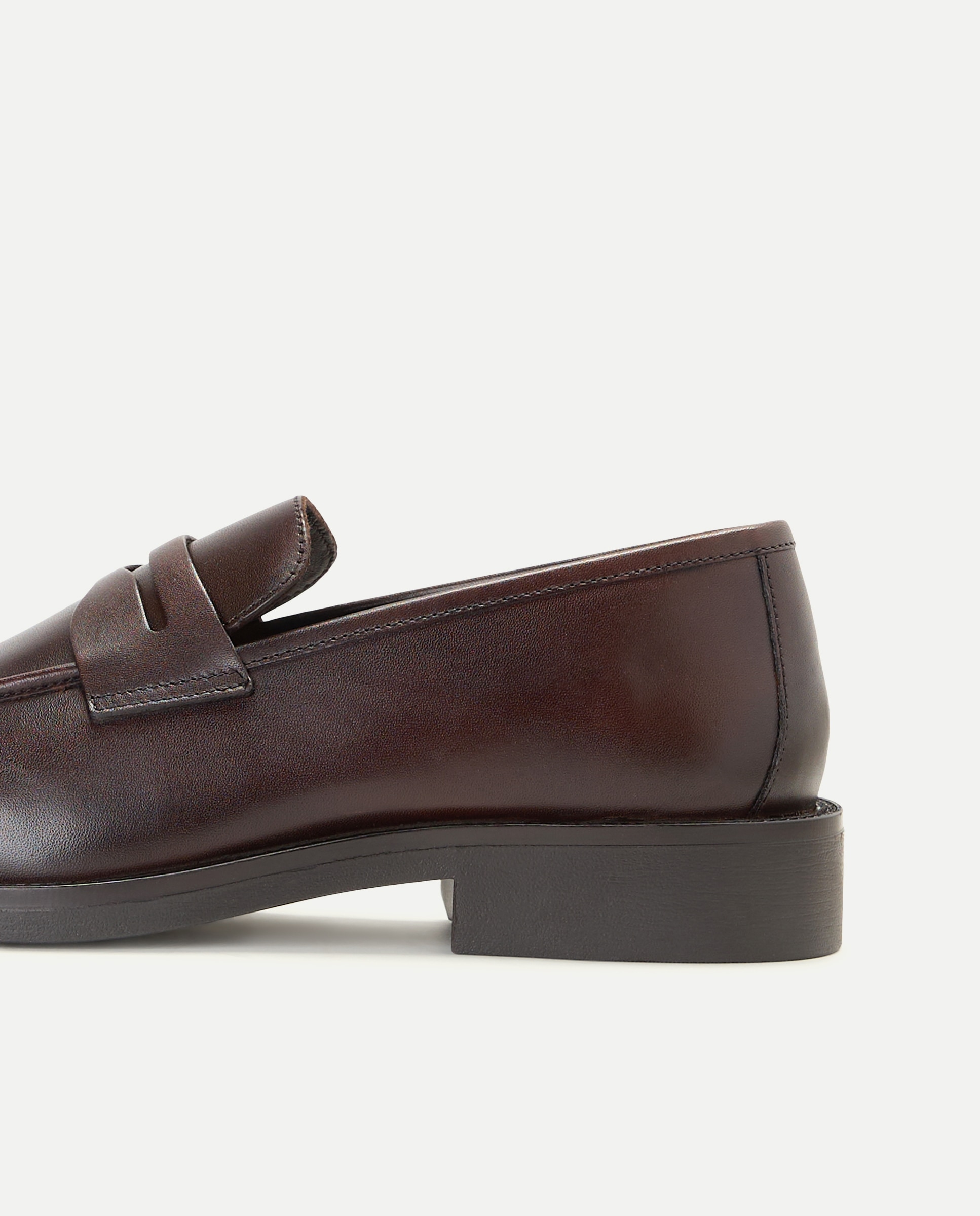 Mocassins em Pele com Travessão Castanho-5
