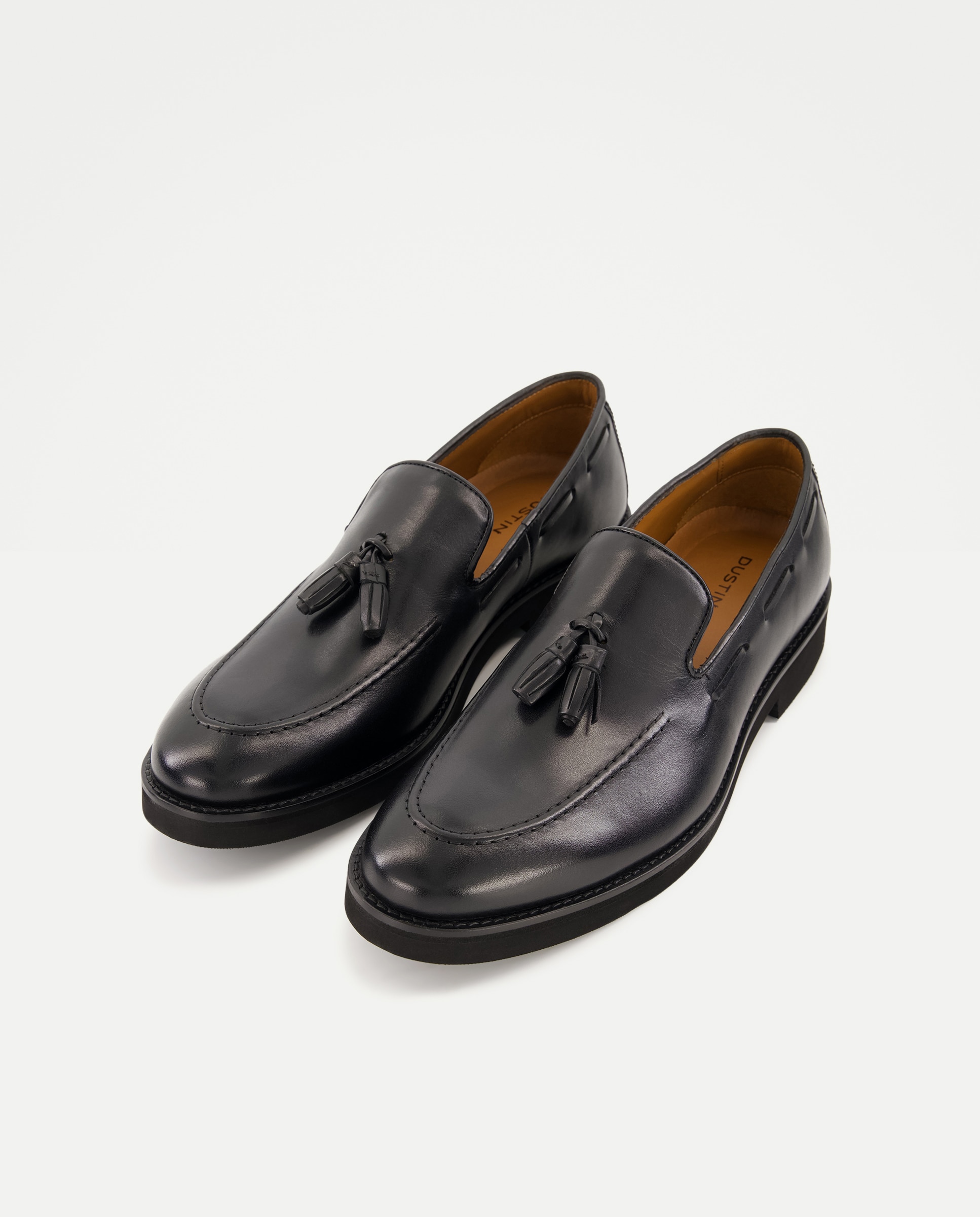 Mocassins com Borlas e em Pele Preto-2