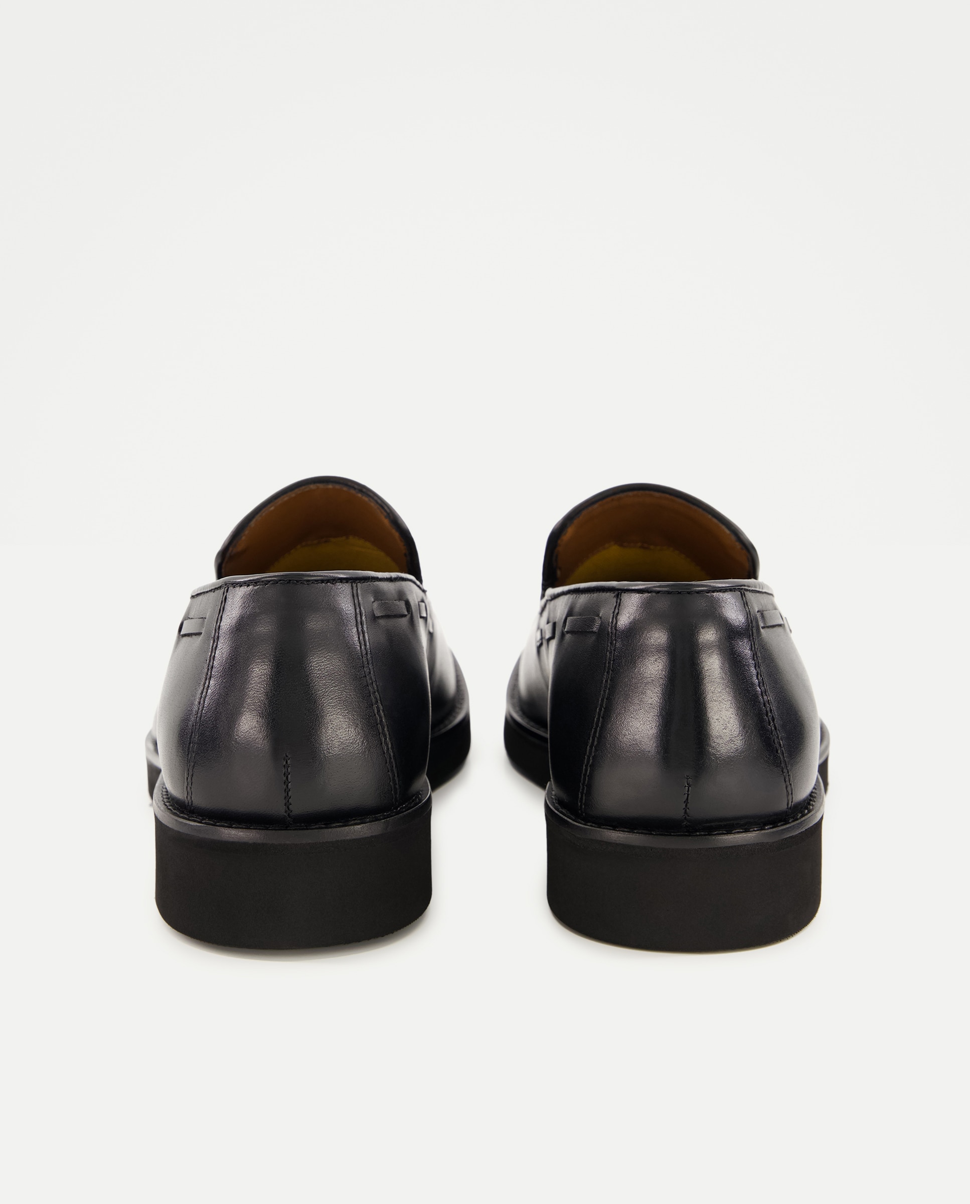 Mocassins com Borlas e em Pele Preto-3