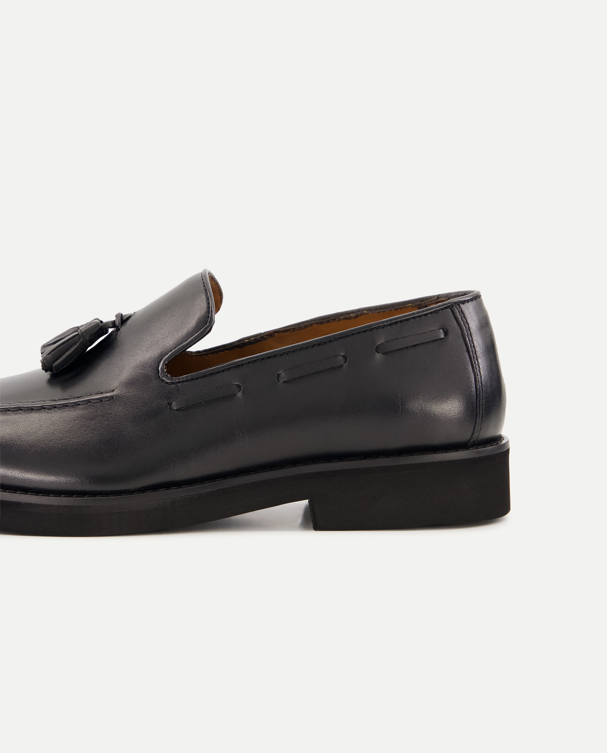 Mocassins com Borlas e em Pele Preto-5