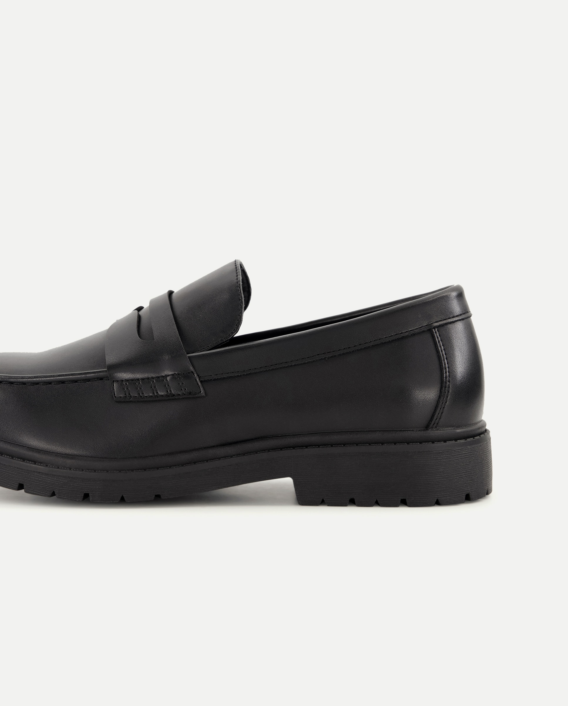 Mocassins com Detalhe de Travessão Preto-5