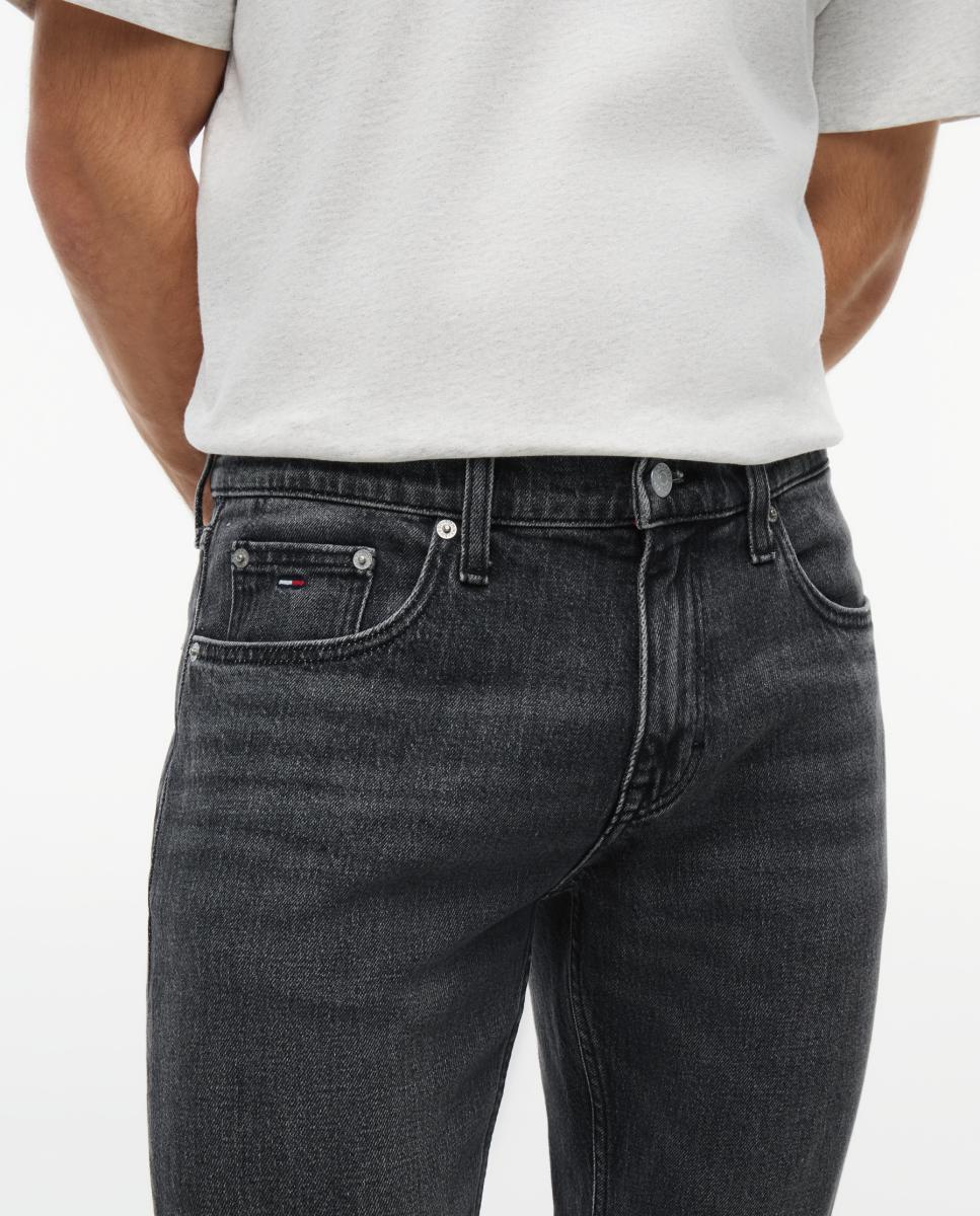 Jeans Slim Fit com Desenho de Cinco Bolsos e Fecho de Correr e Botão Preto-4