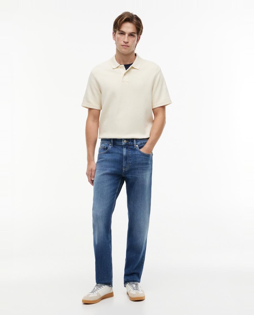 Tommy Jeans - Vaquero slim straight de hombre con diseño de cinco bolsillos y cierre con cremallera y botón.