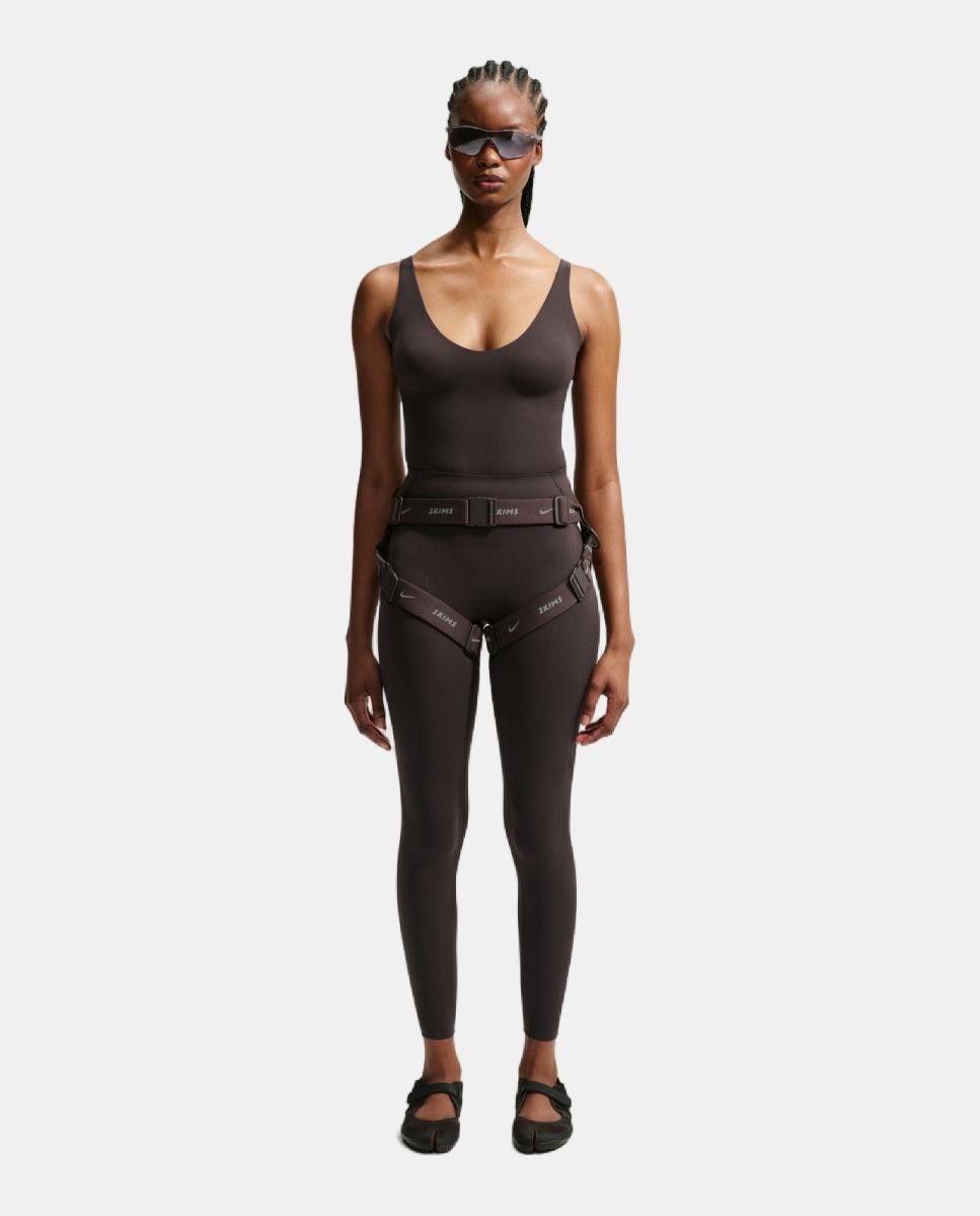 Imagen 0 de Malla de mujer Studio Stretch 26'' NikeSKIMS Marrón