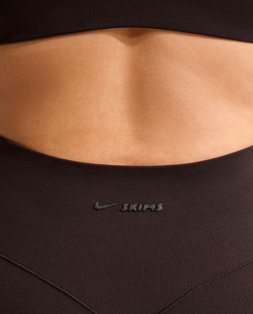 Malla de mujer Studio Stretch 26'' NikeSKIMS - Marrón Marrón-12