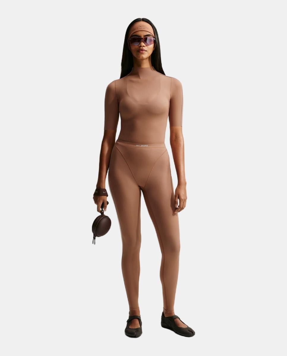 Imagen 0 de Malla de mujer Weightless 26'' NikeSKIMS Marrón