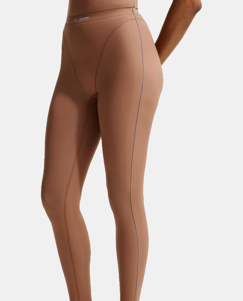Malla de mujer Weightless 26'' NikeSKIMS - Marrón Marrón-3