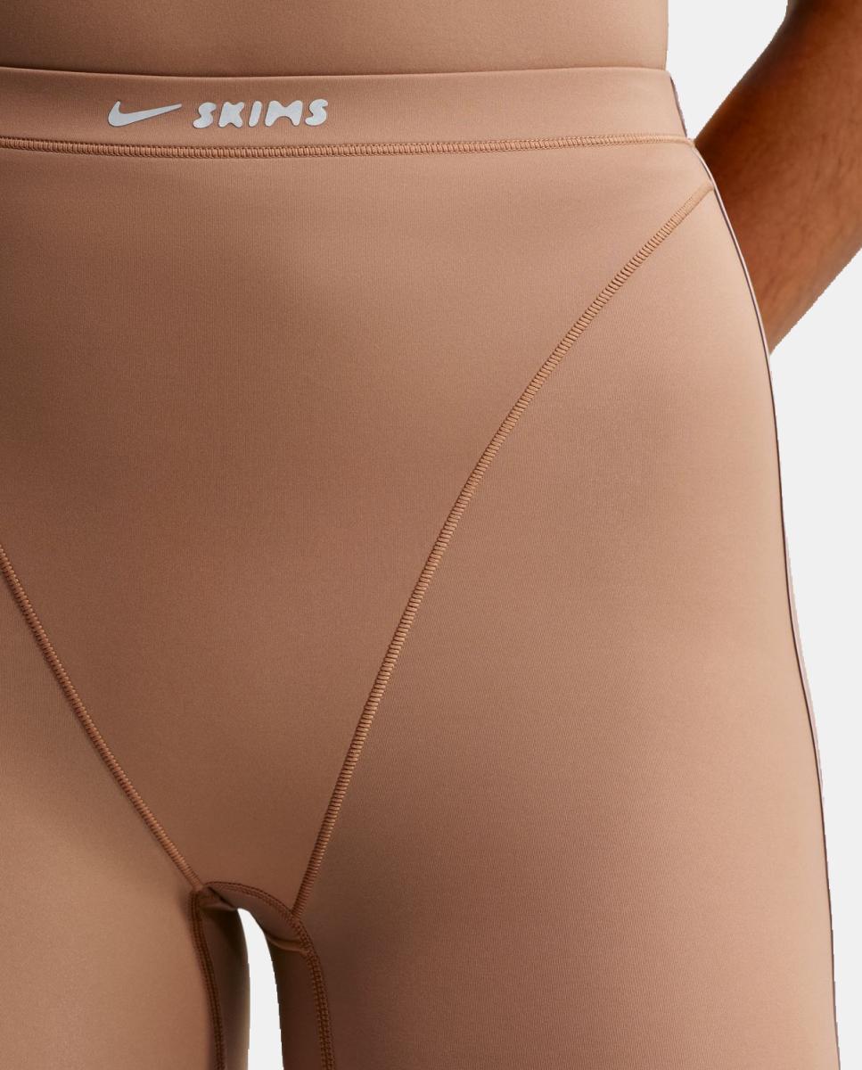 Malla de mujer Weightless 26'' NikeSKIMS - Marrón Marrón-6