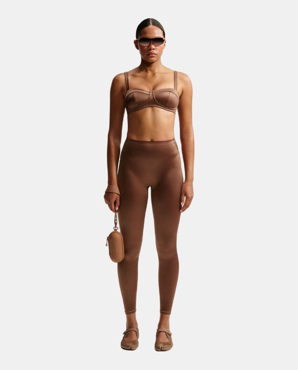 Imagen 0 de Malla de mujer Satin Shine 26'' NikeSKIMS Marrón