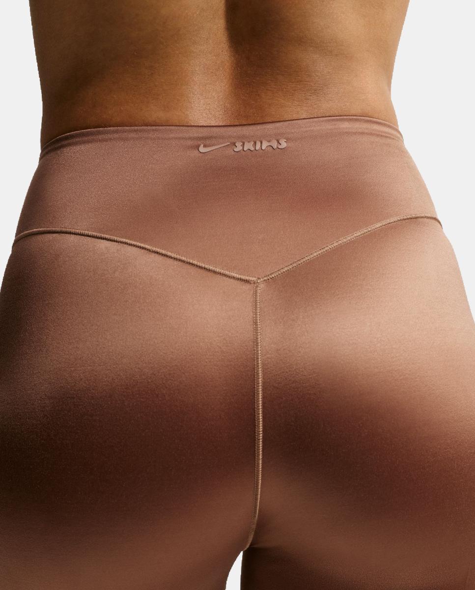 Malla de mujer Satin Shine 26'' NikeSKIMS - Marrón Marrón-6