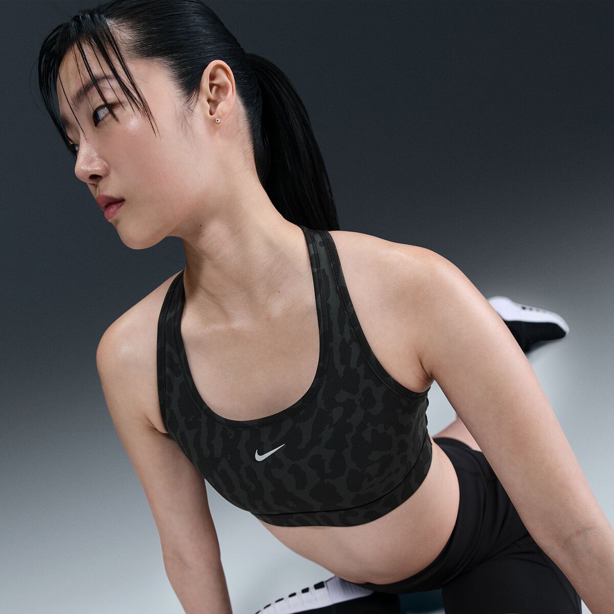 Top de mulher Swoosh Nike Preto-3