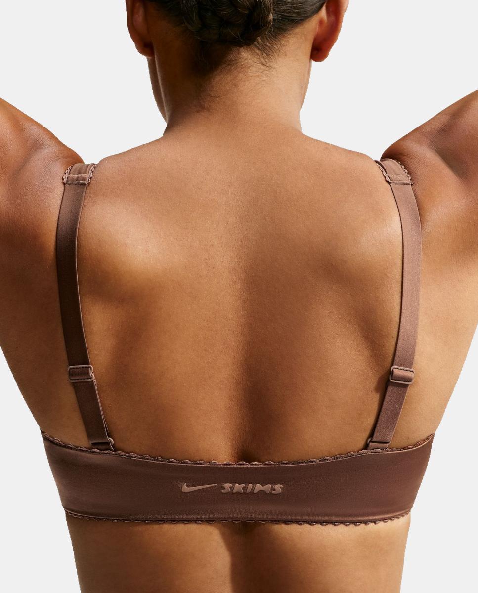 Imagen 4 de Top de mujer Satin Shine Bra NikeSKIMS - Marrón Marrón