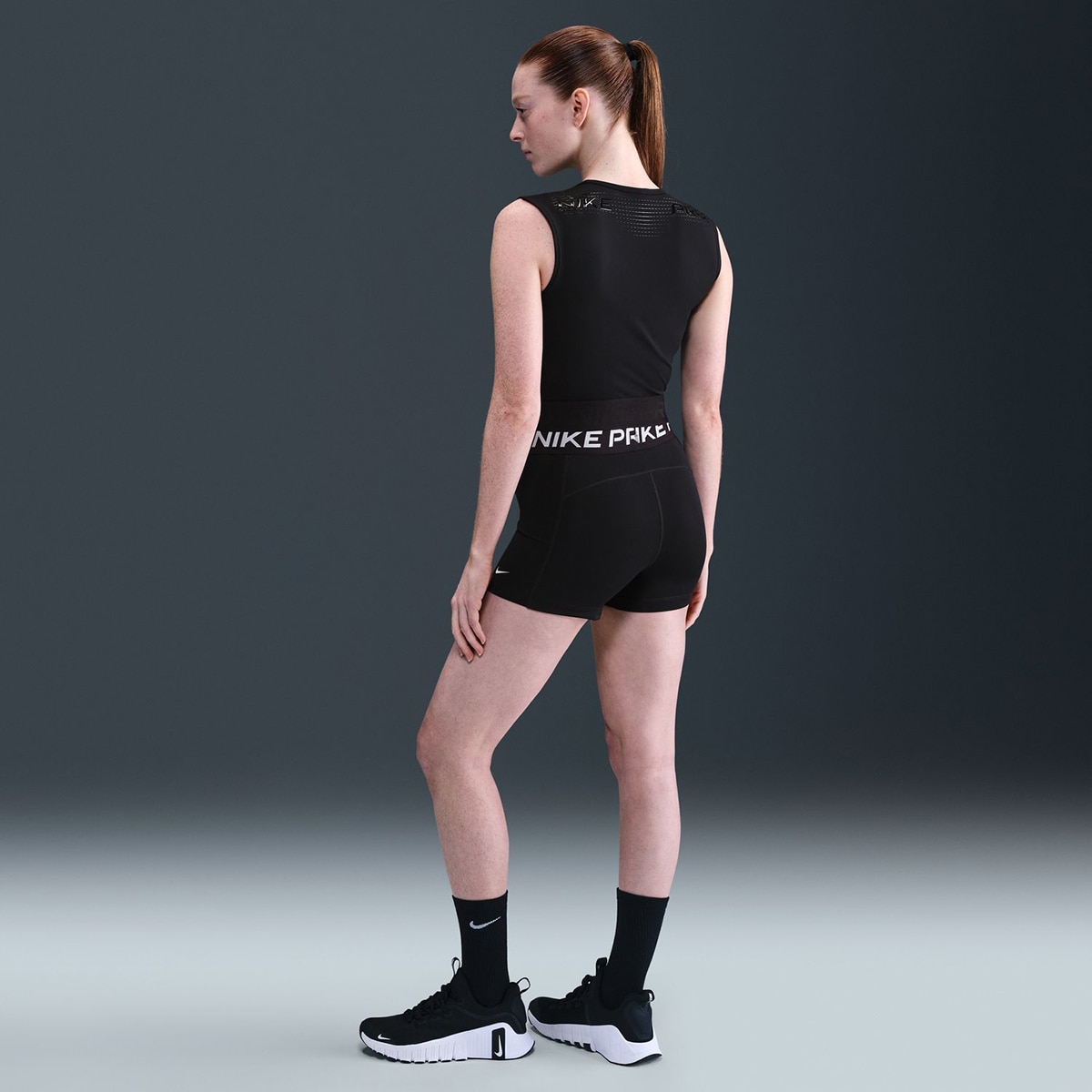 T-shirt de mulher Pro Nike Preto-2
