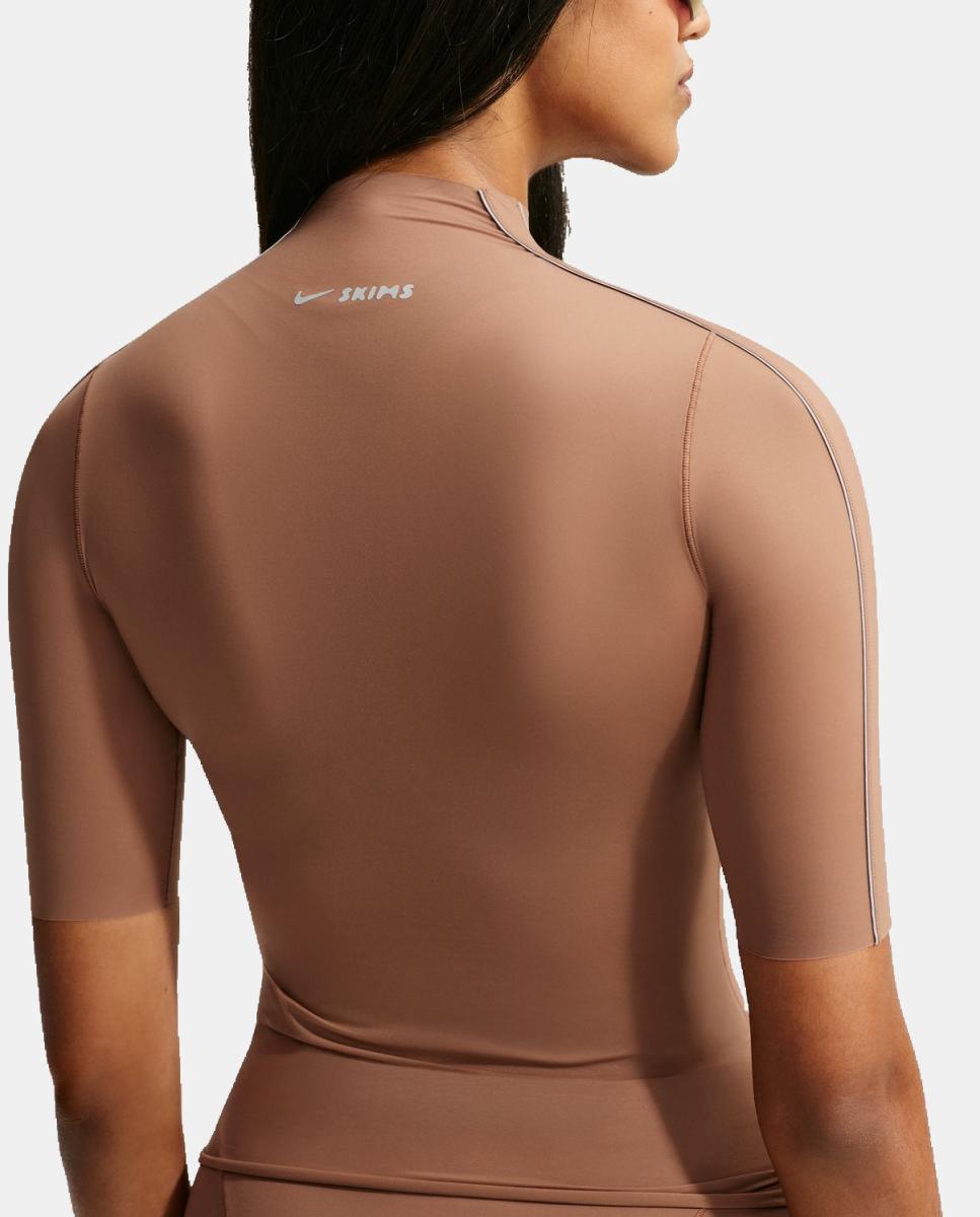 Camiseta de mujer Weightless NikeSKIMS - Marrón Marrón-4