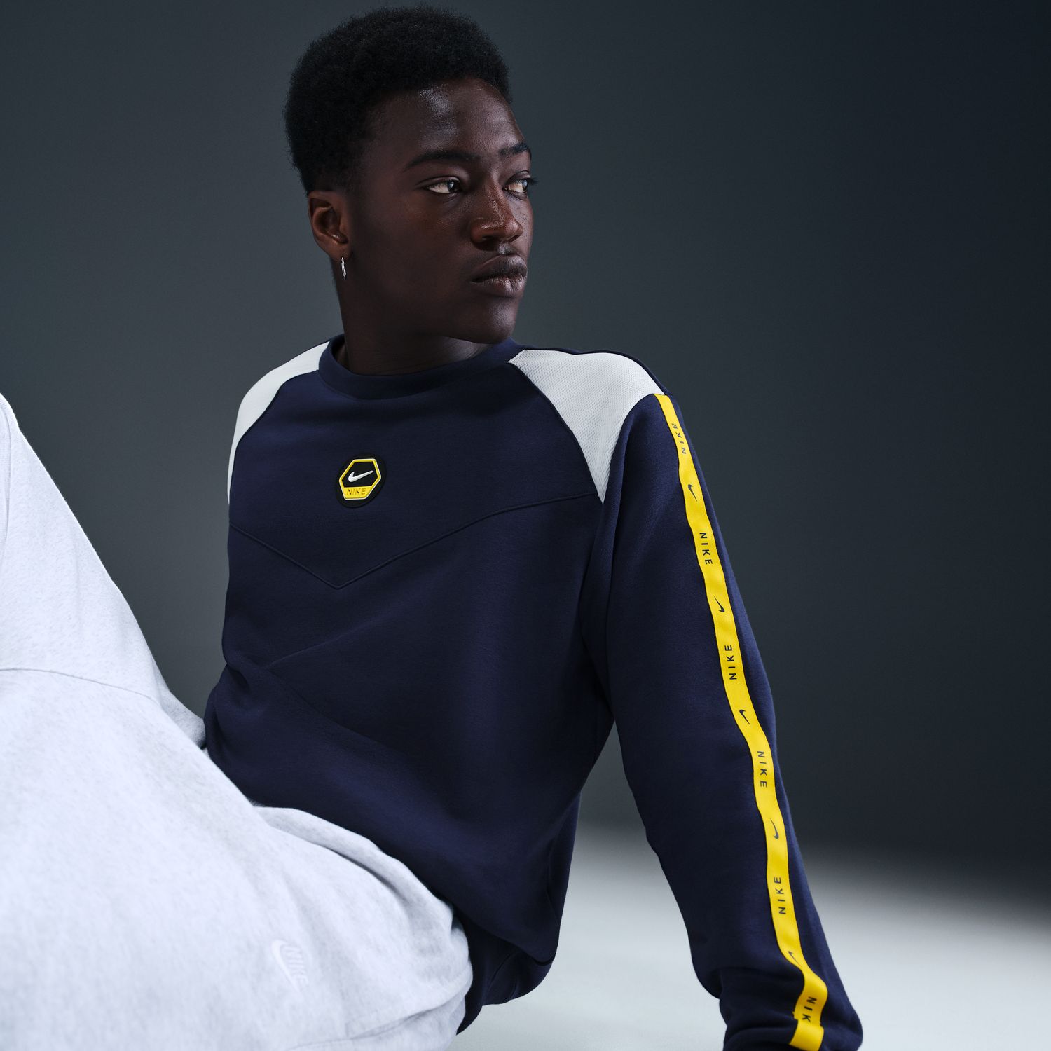 Sweatshirt de Homem Sportswear Club Crew Azul-marinho-2