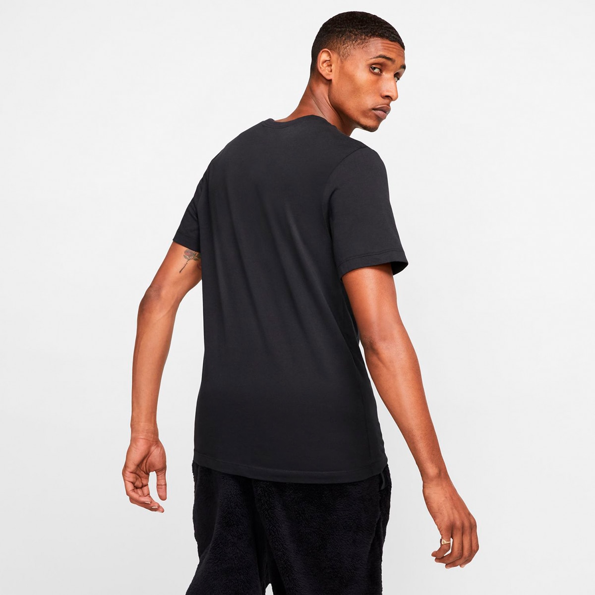 T-shirt Casual de Homem Sportswear Club Men's Preto-2