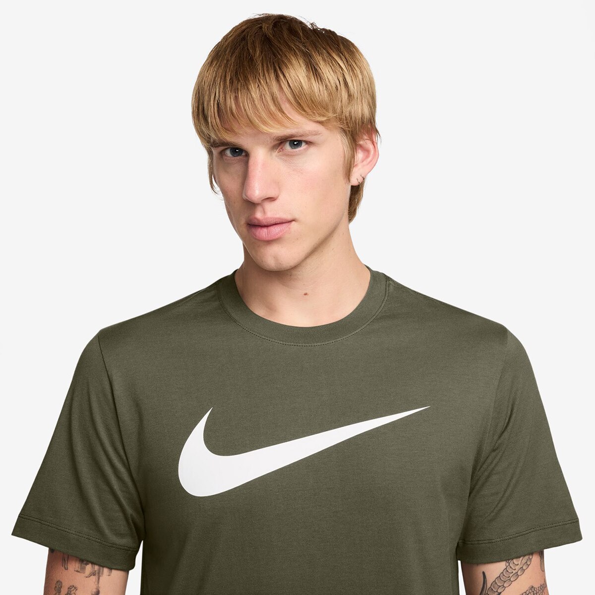 T-shirt de homem Sportswear Swoosh Nike Verde Azeitona-3