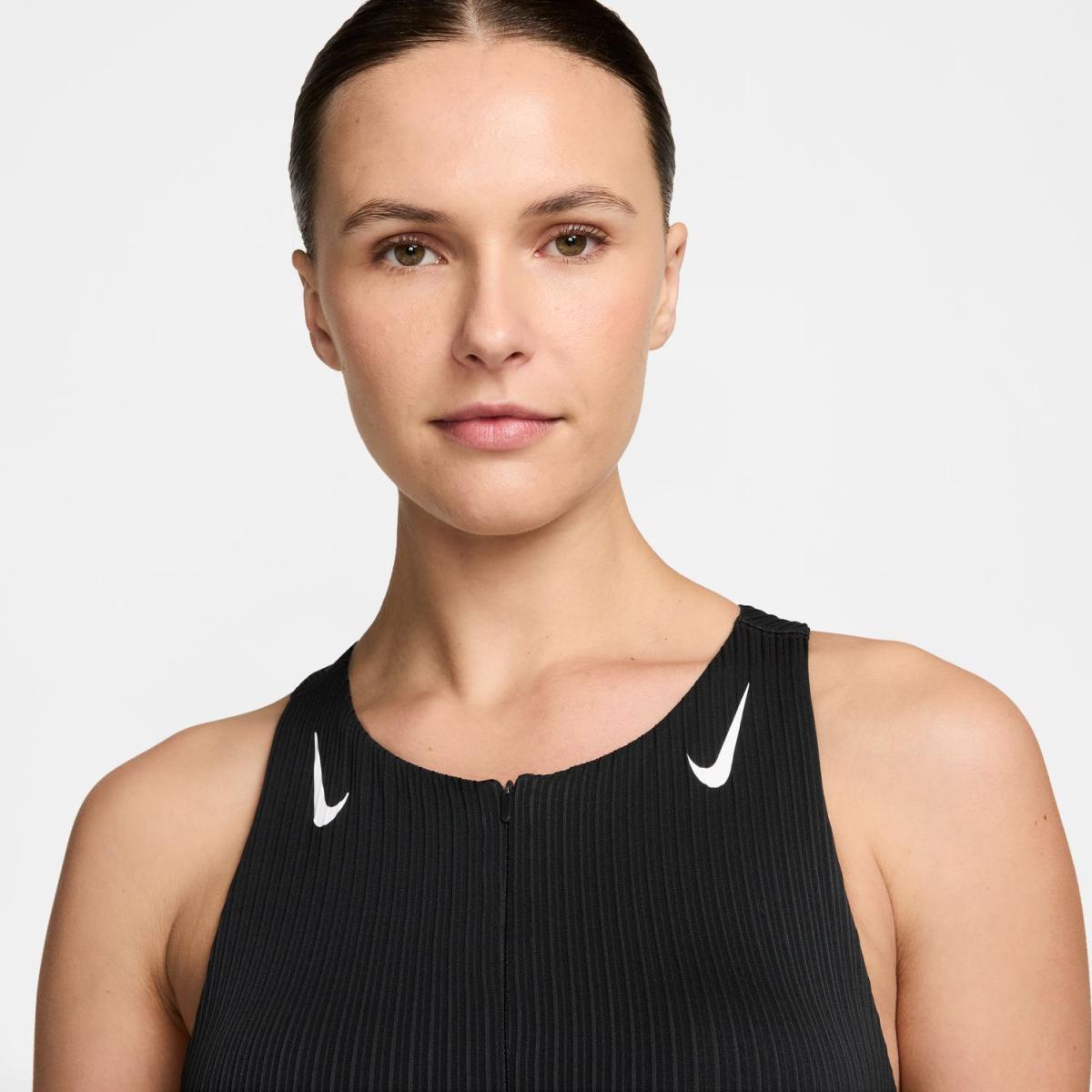 Imagen 3 de Camiseta de mujer AeroSwift Nike - Negro Negro