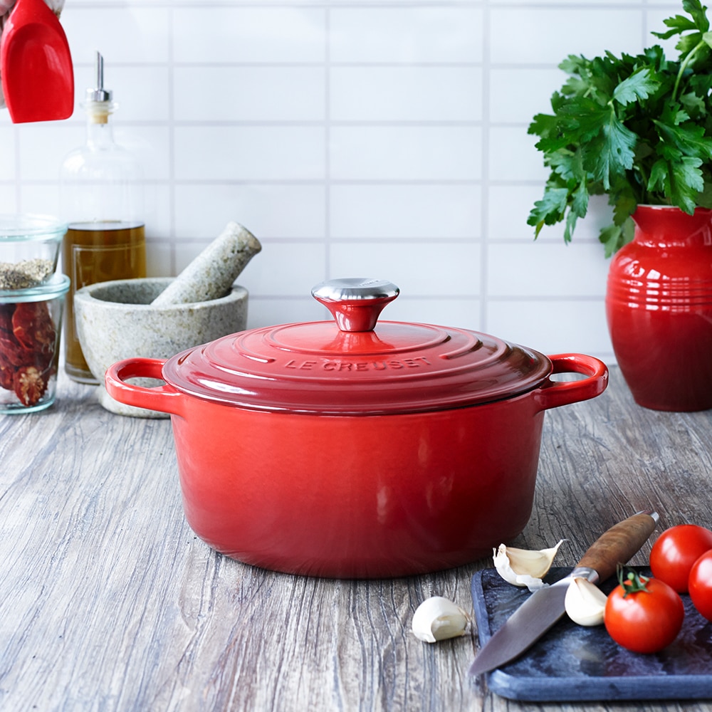 Cocotte redonda de hierro fundido Le Creuset Cereza 20 cm · El