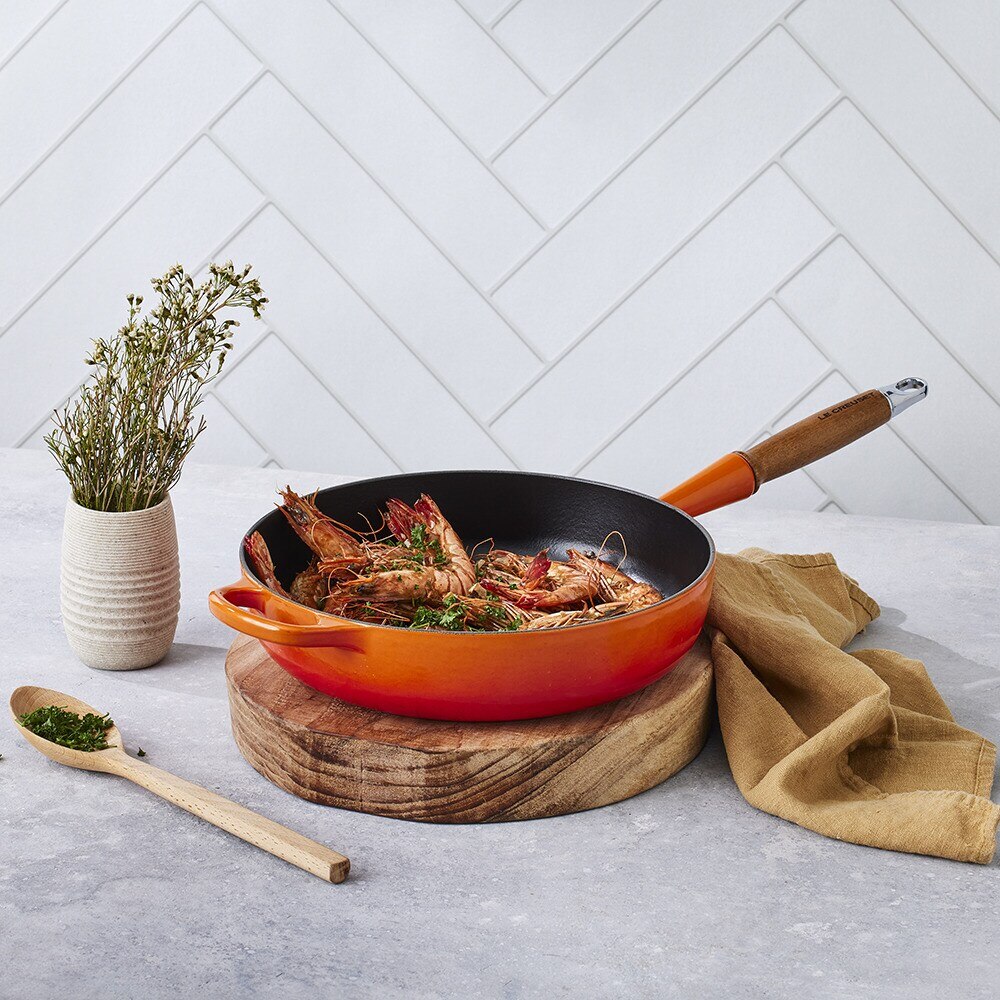 Imagen 2 de Sauté con mango de madera hierro fundido Le Creuset - Volcánico Sartén de 28 cm Volcánico
