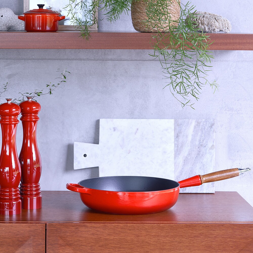 Imagen 2 de Sauté con mango de madera hierro fundido Le Creuset - Cereza Sartén de 28 cm Cereza