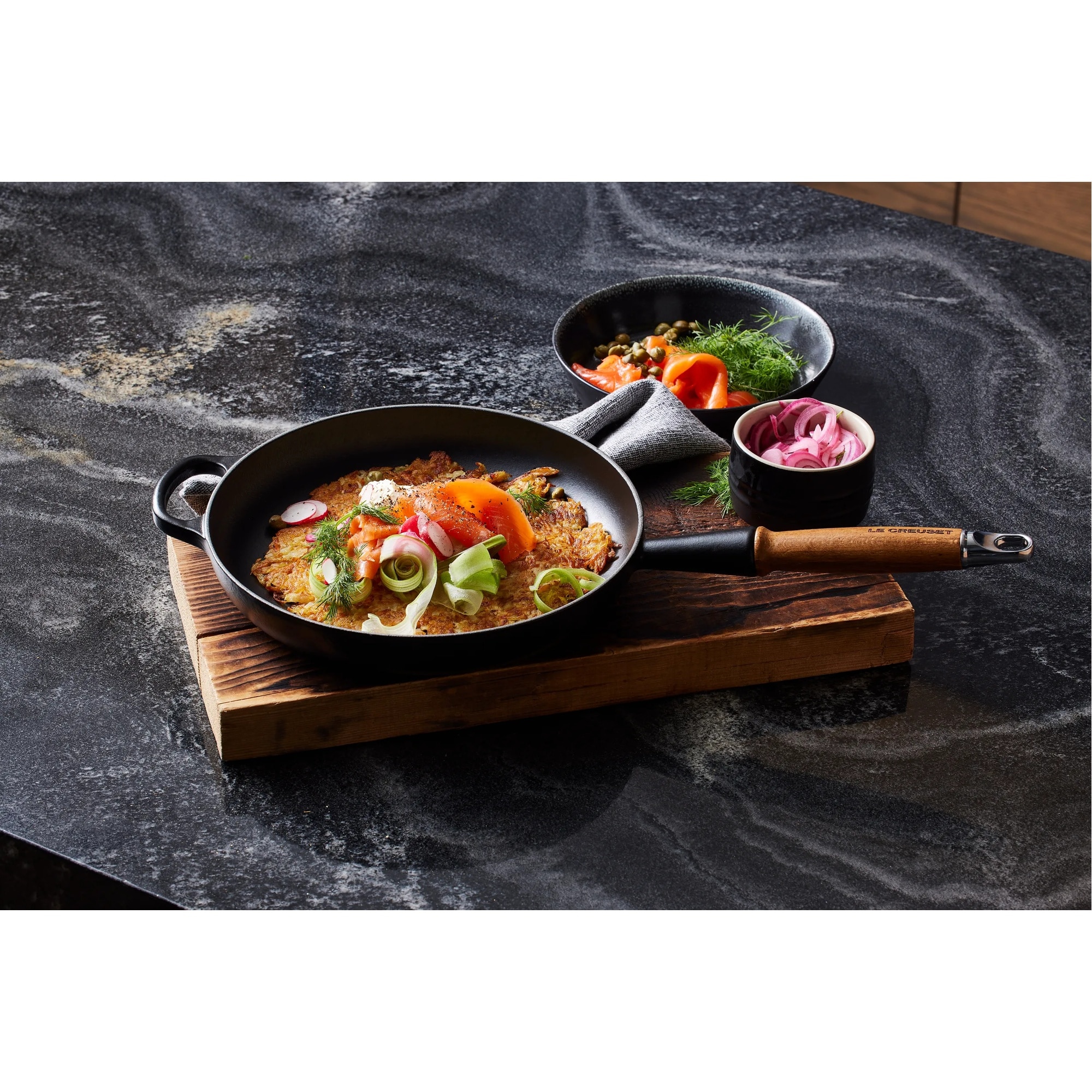 Imagen 4 de Sartén baja con mango de madera hierro fundido Le Creuset - Negro Sartén de 26 cm Negro