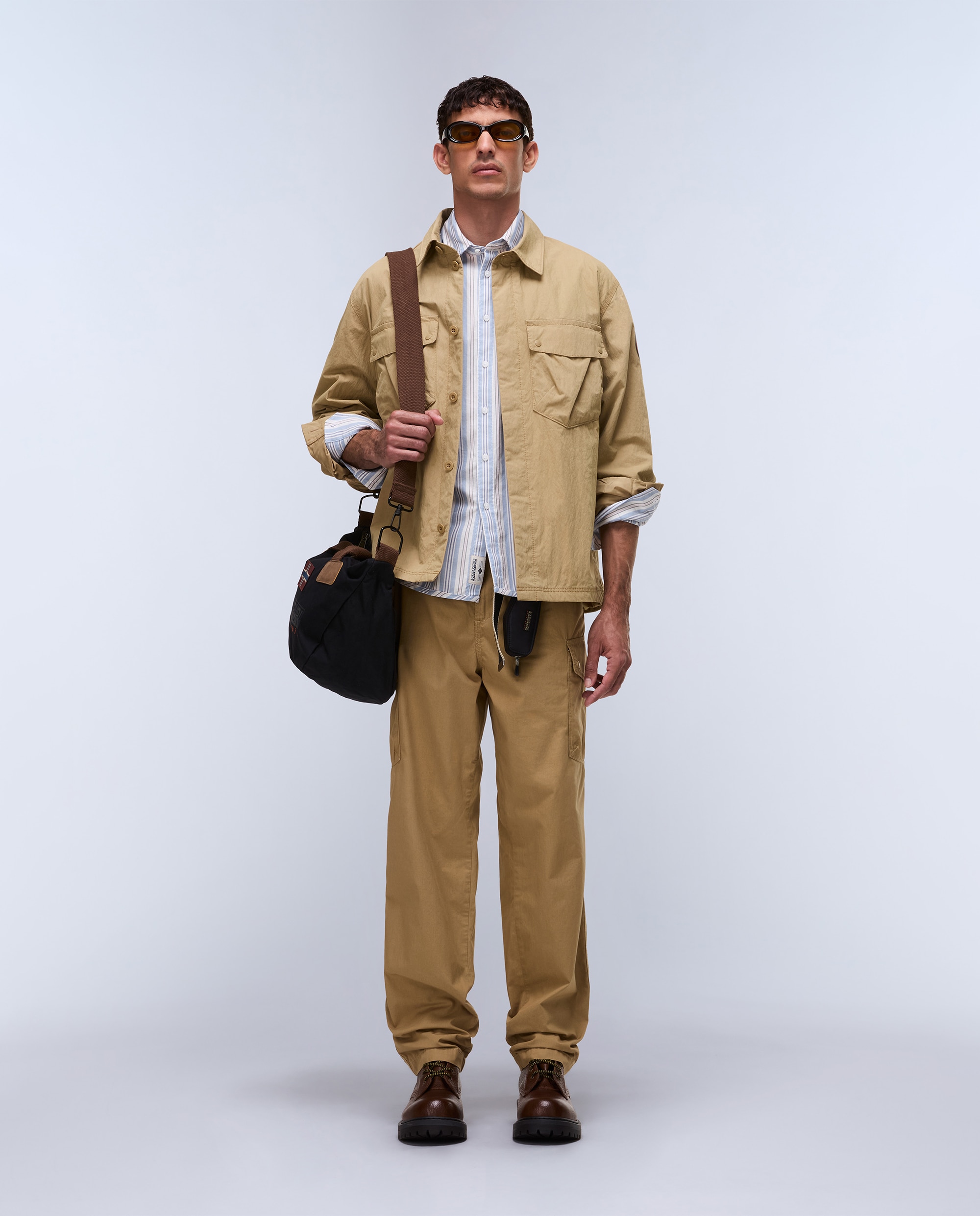 Napapijri - Sobrecamisa Leoras de hombre con corte relaxed lisa de manga larga.