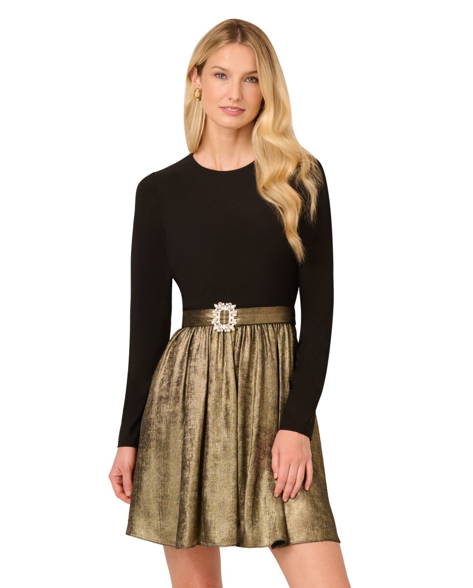 Vestido con falda plisada y manga larga · Adrianna Papell · El