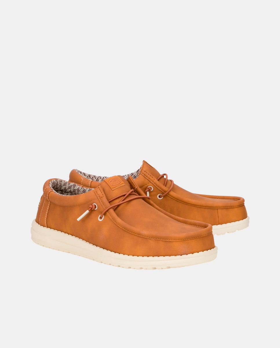 Imagen 2 de Las wally classic están elaboradas con una parte superior de piel sintética muy fina. inspiradas en los barcos y el estilo marinero, lestos zapatos con cordones son todo lo que necesitas para tu look diario. sus principales características son: - HeyDude - parte - Tostado Tostado