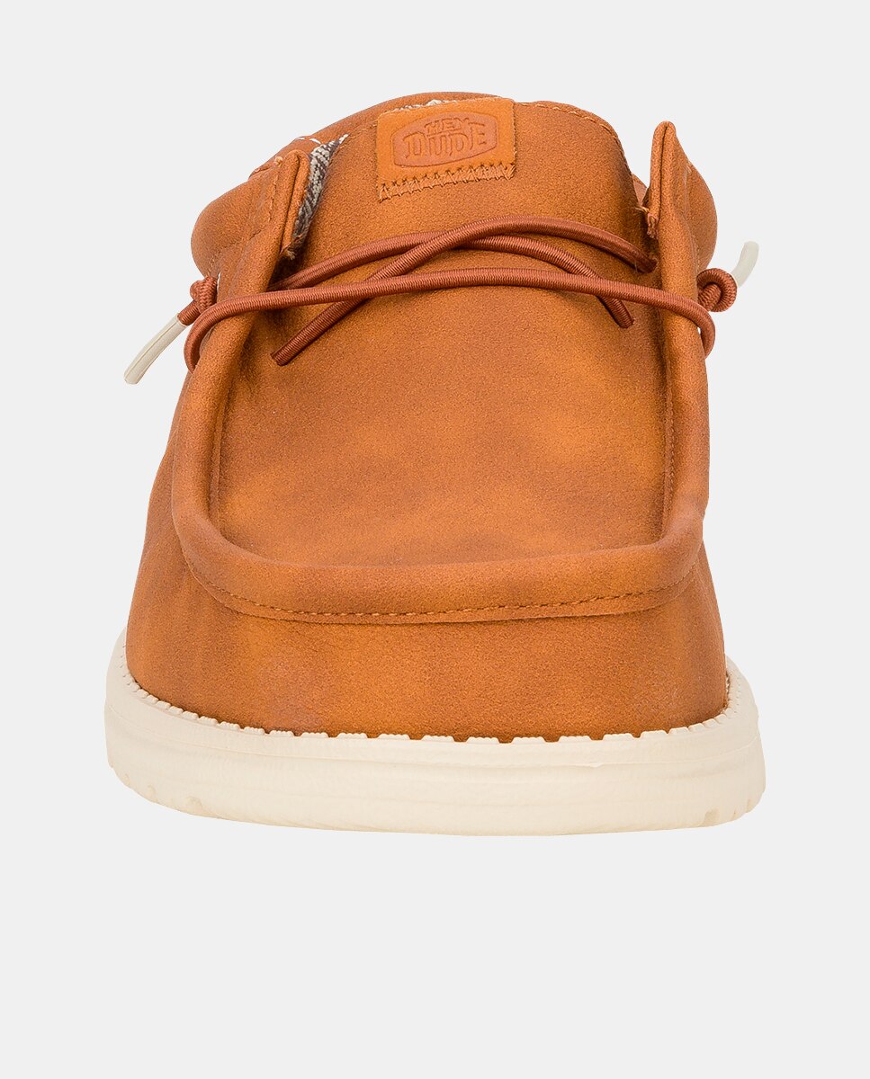 Imagen 4 de Las wally classic están elaboradas con una parte superior de piel sintética muy fina. inspiradas en los barcos y el estilo marinero, lestos zapatos con cordones son todo lo que necesitas para tu look diario. sus principales características son: - HeyDude - parte - Tostado Tostado