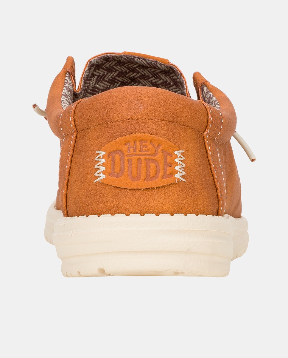 Imagen 5 de Las wally classic están elaboradas con una parte superior de piel sintética muy fina. inspiradas en los barcos y el estilo marinero, lestos zapatos con cordones son todo lo que necesitas para tu look diario. sus principales características son: - HeyDude - parte - Tostado Tostado