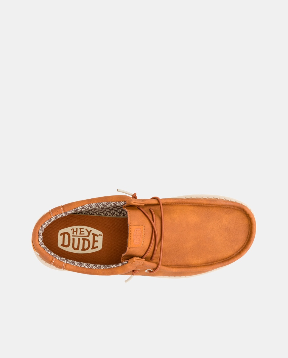 Imagen 6 de Las wally classic están elaboradas con una parte superior de piel sintética muy fina. inspiradas en los barcos y el estilo marinero, lestos zapatos con cordones son todo lo que necesitas para tu look diario. sus principales características son: - HeyDude - parte - Tostado Tostado