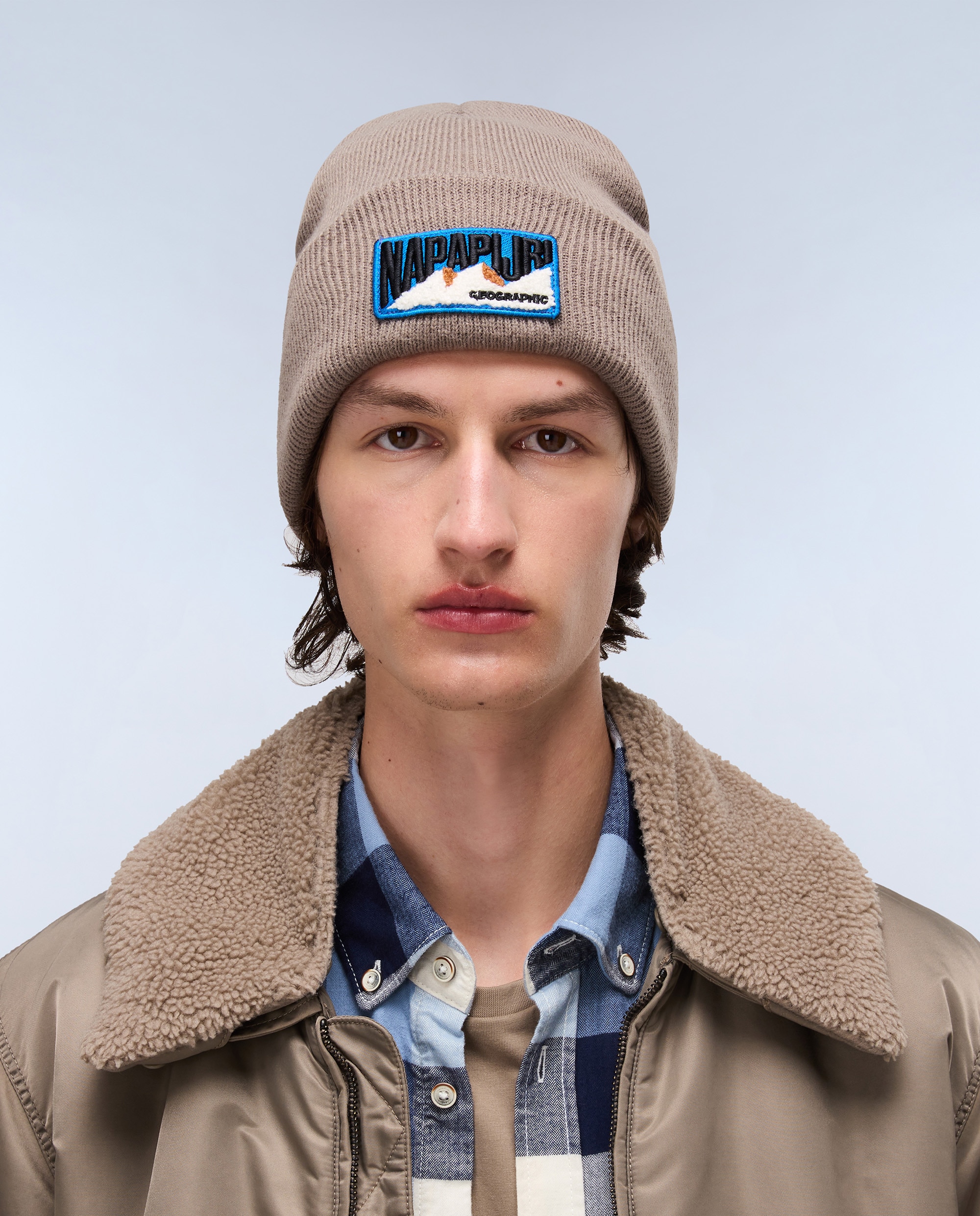 Imagen 0 de Gorro de  hombre montepiana con parche frontal de punto elástico Beige