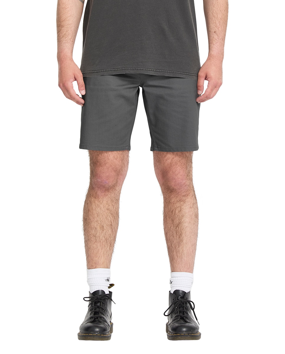 Imagen 0 de Bermuda de hombre lisa tipo chino Gris oscuro