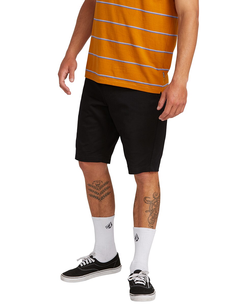 Imagen 0 de Bermuda de hombre lisa tipo chino Negro