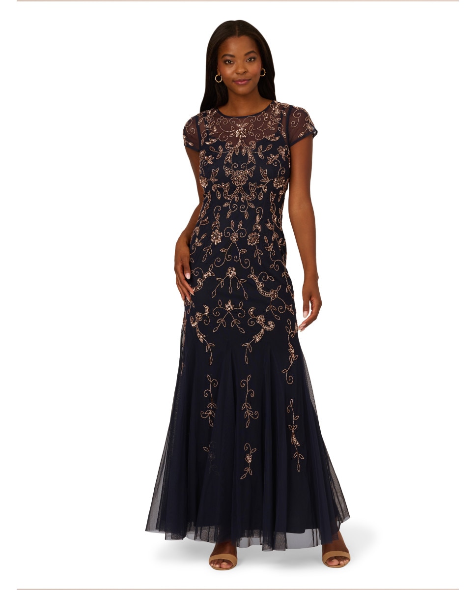 Adrianna Papell - Vestido de manga corta con ornamentos de pedrería.