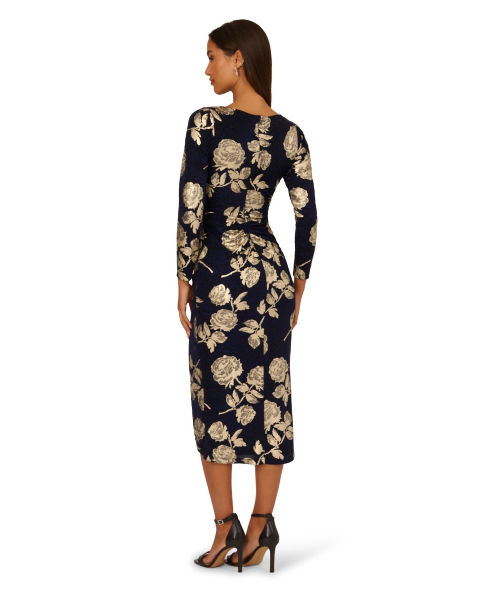 Imagen 2 de Vestido midi estampado con fruncido y abertura frontal - Adrianna Papell - Dorado Dorado