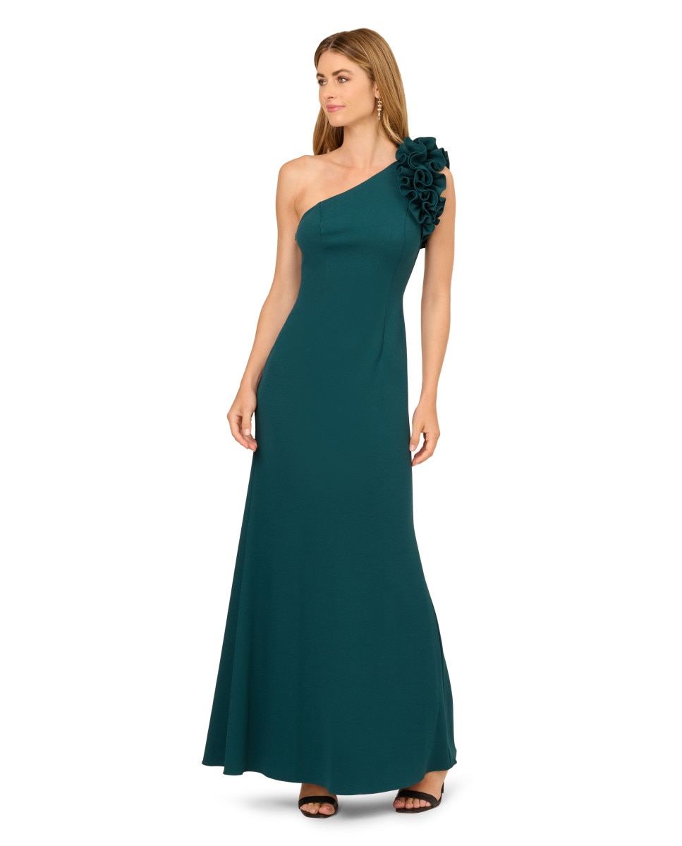 Adrianna Papell - Vestido largo con escote asimétrico.