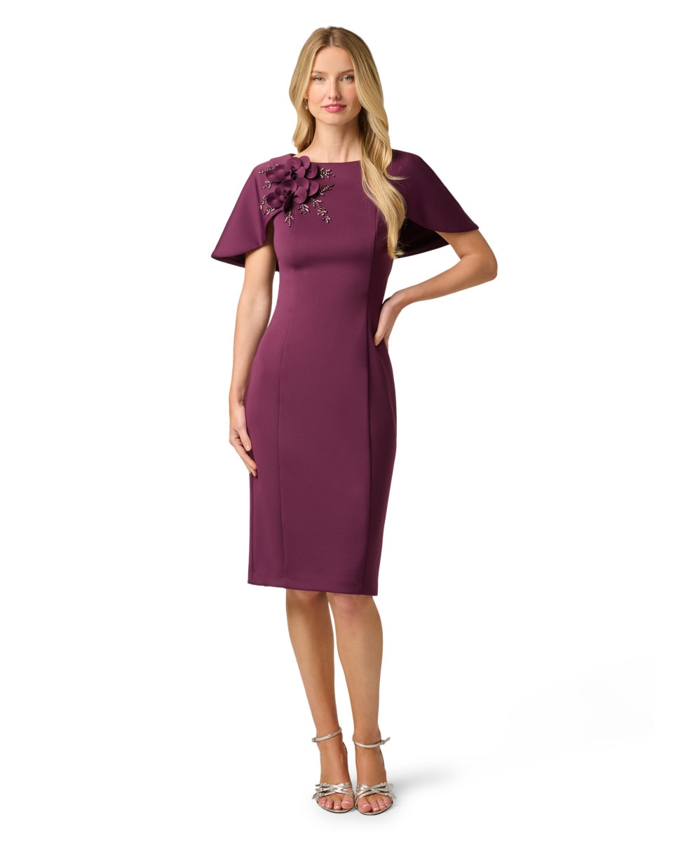 Vestido midi con capa, aplique floral y corte recto - Adrianna Papell - Morado Morado-3
